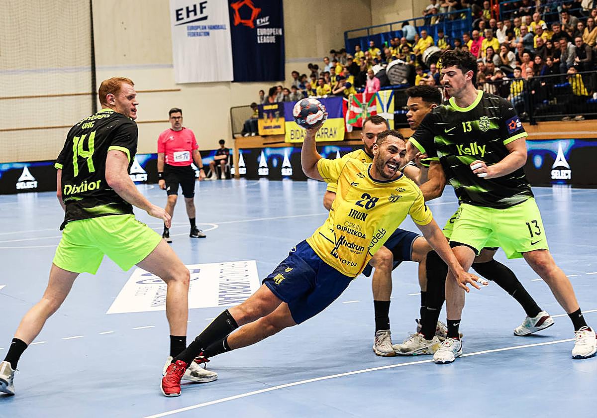 Mateus Da Silva lanza desde seis metros.