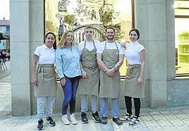 El equipo del 115 Sagar Ore Ama, ante su restaurante.