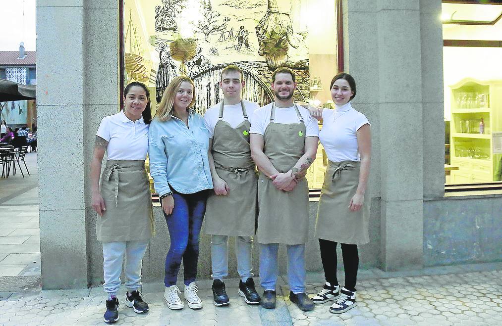 El equipo del 115 Sagar Ore Ama, ante su restaurante.