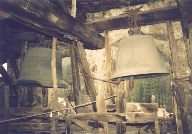 Dos de las ocho campalas de la Iglesia de San Juan Bautista de Arrasate-Mondragón.