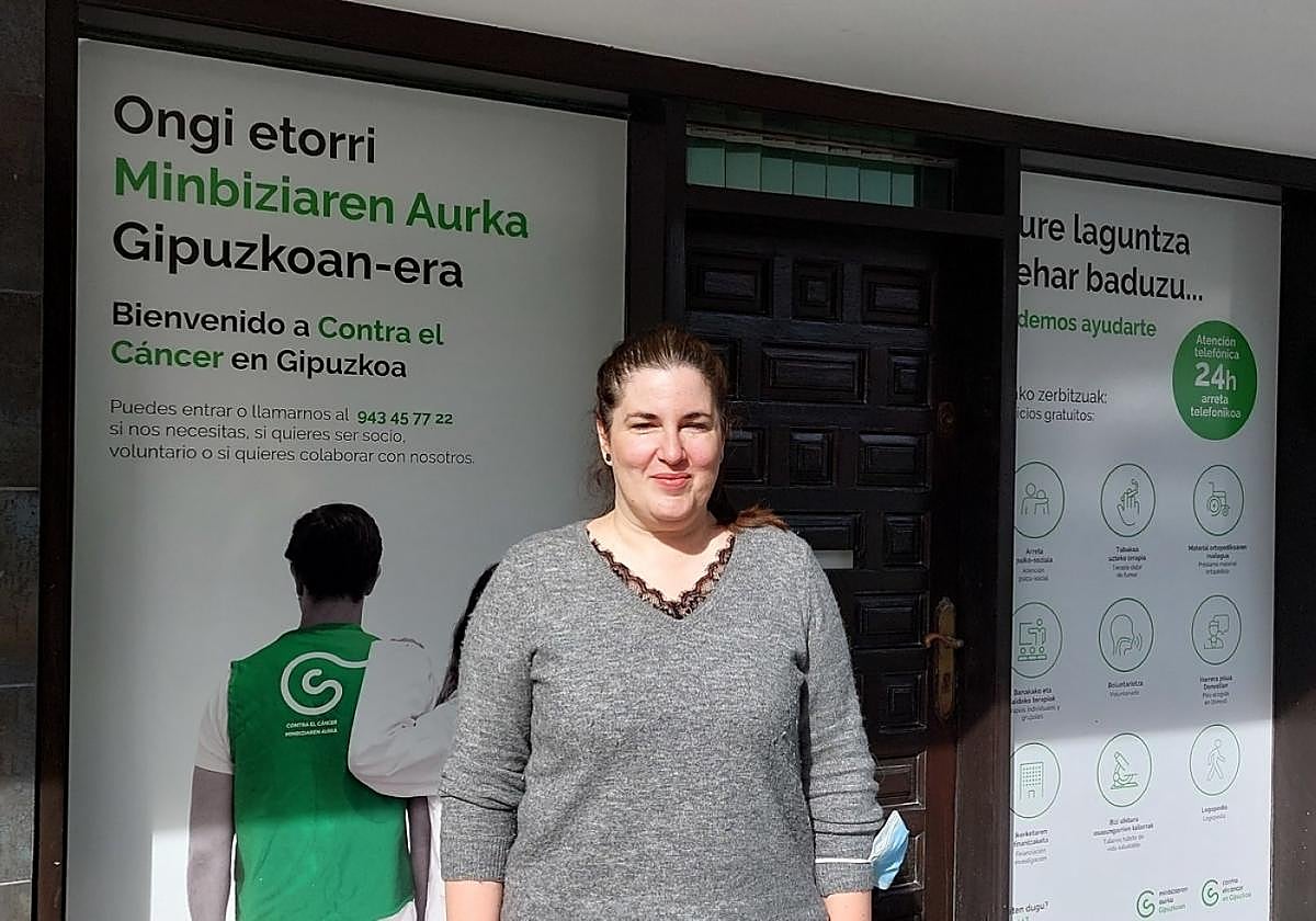 Maider Sierra este pasado lunes en el exterior del local de la asociación Contra el Cáncer.