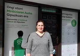 Maider Sierra este pasado lunes en el exterior del local de la asociación Contra el Cáncer.