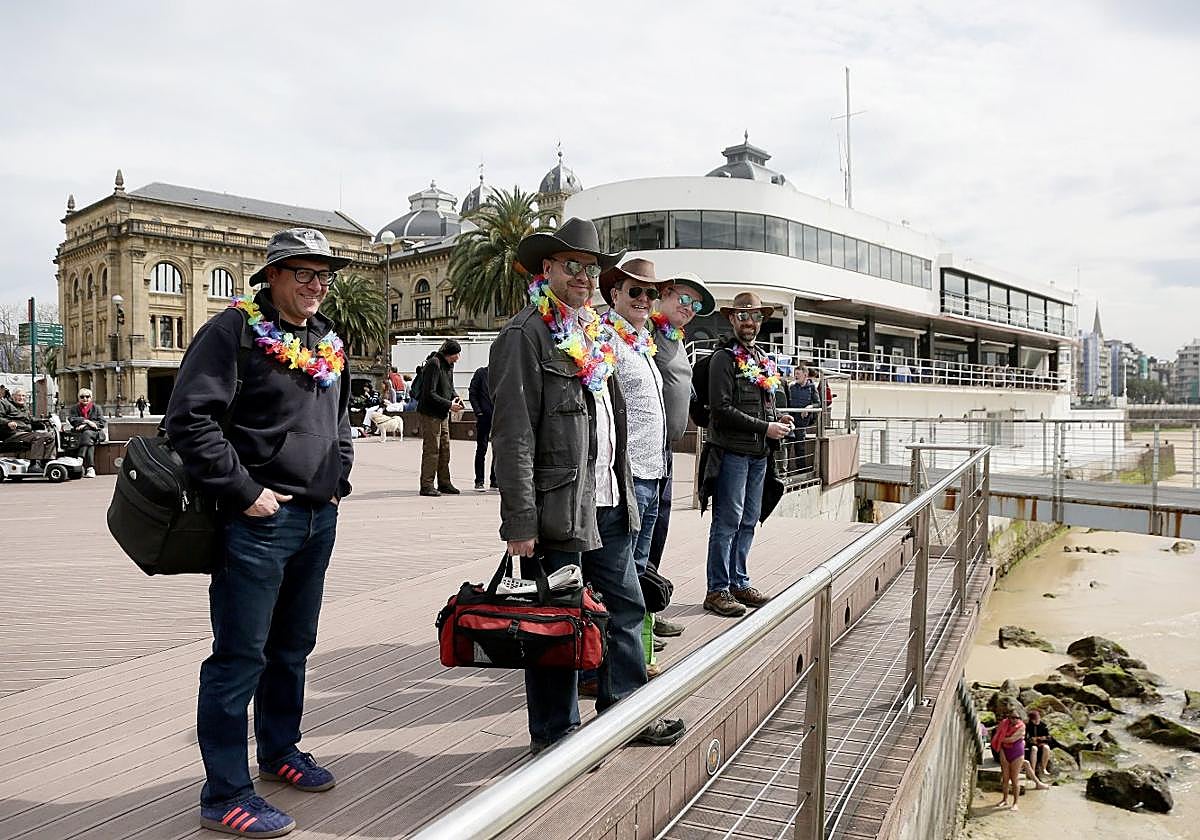 Un grupo de turistas extranjeros que han venido a Donostia de despedida de soltero se asoma este miércoles a la terraza del Náutico.