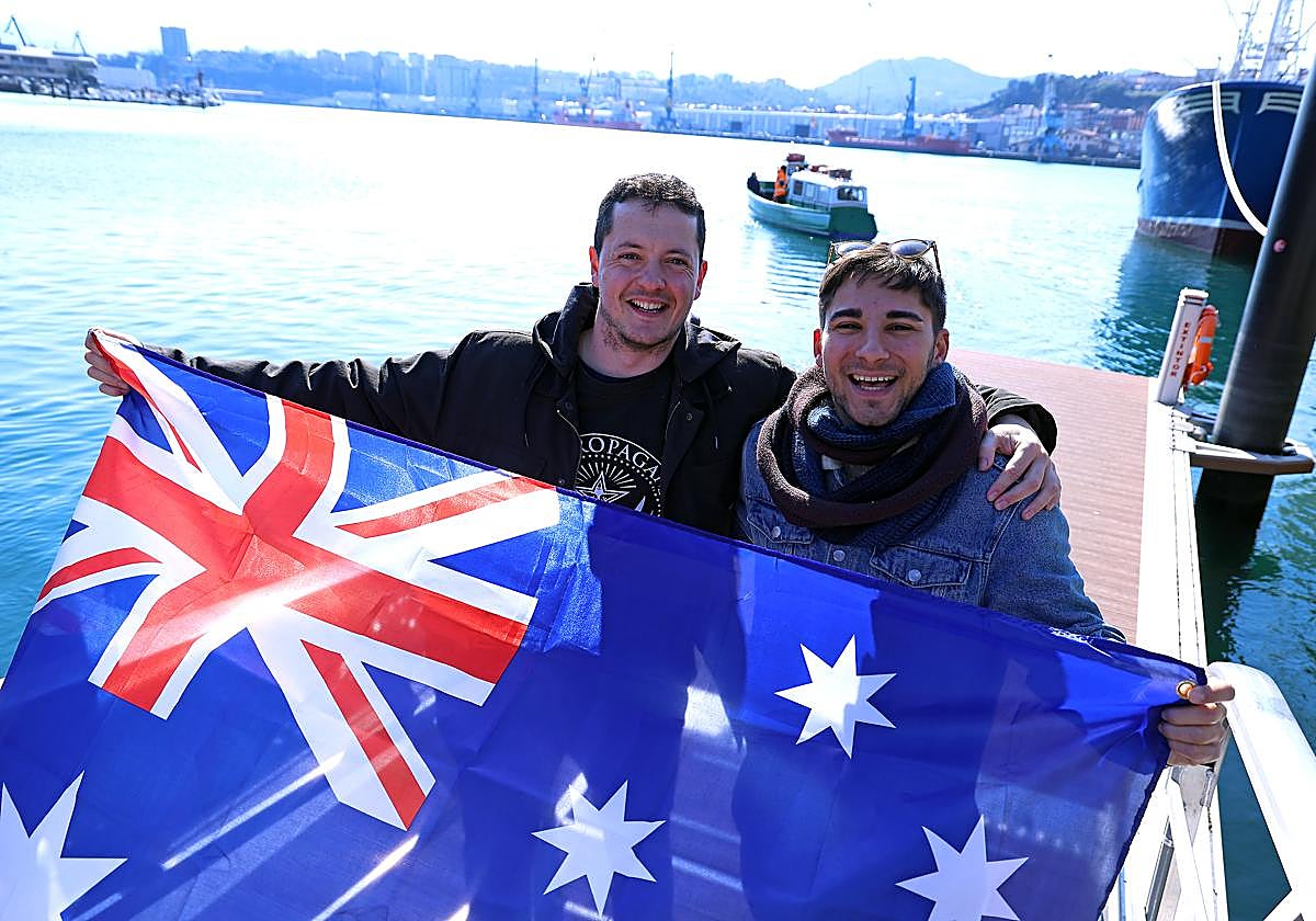 Ion Ander Núñez y Xabier González, con la bandera de Australia en Pasaia.