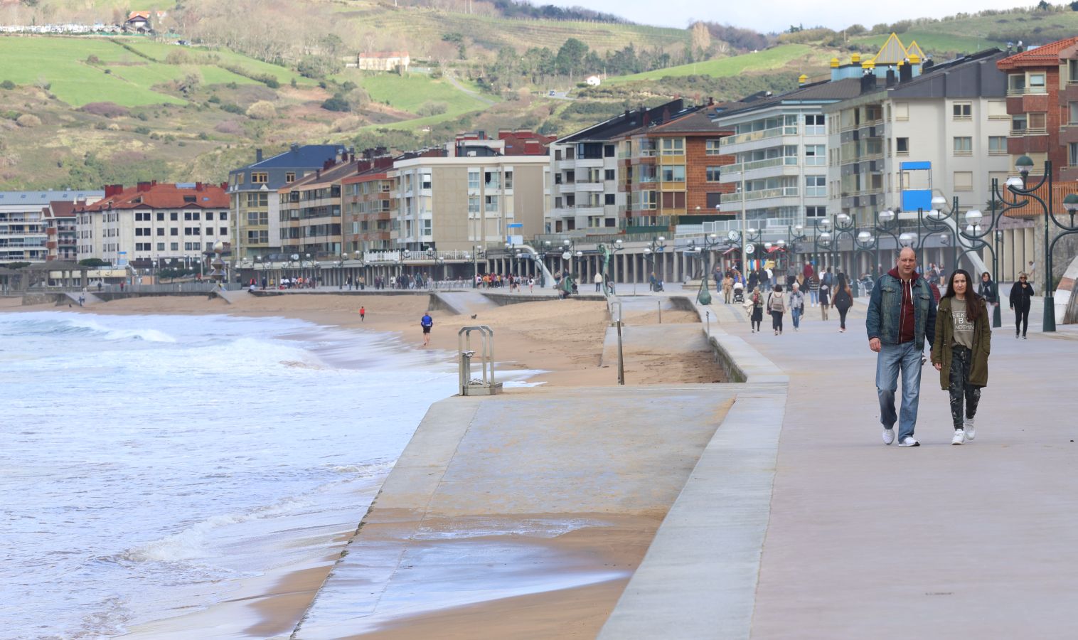 El mar se &#039;traga&#039; la playa de Zarautz