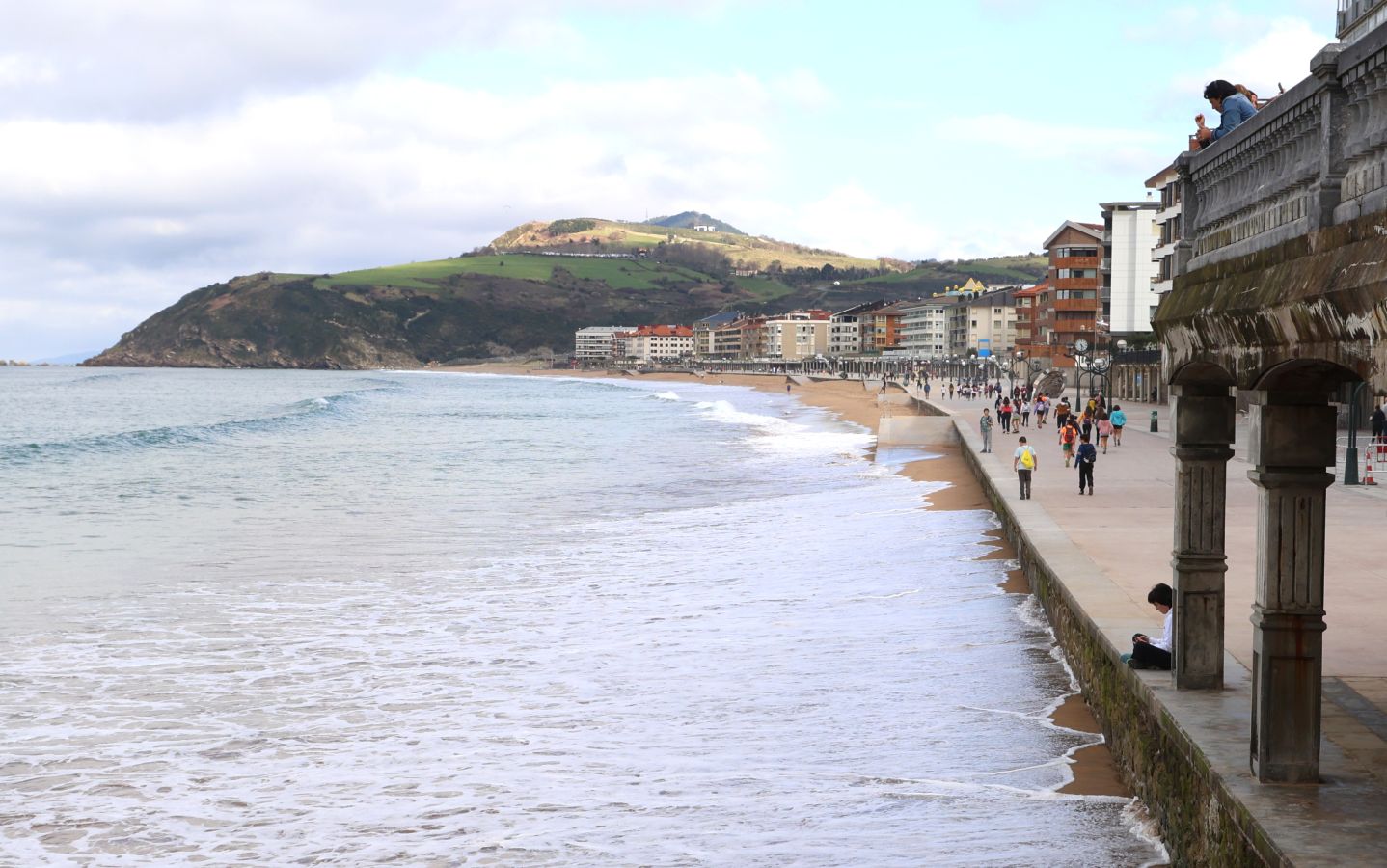 El mar se &#039;traga&#039; la playa de Zarautz