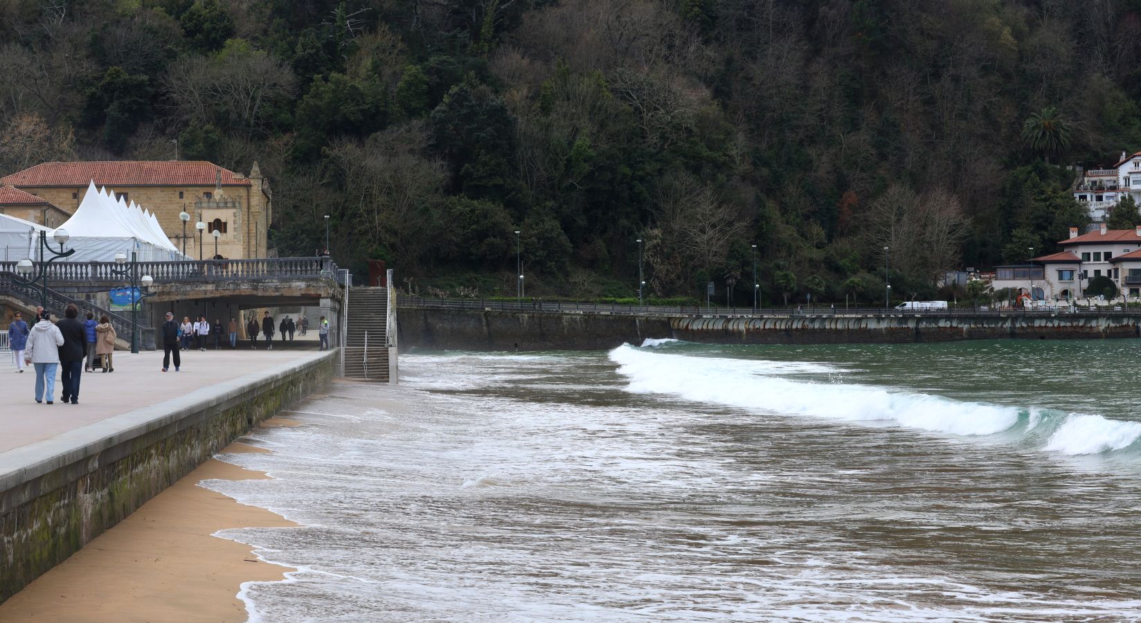 El mar se &#039;traga&#039; la playa de Zarautz