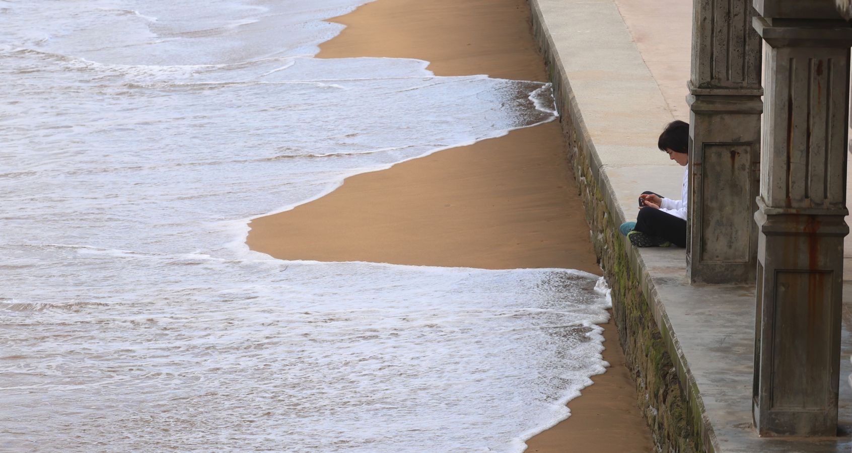 El mar se &#039;traga&#039; la playa de Zarautz