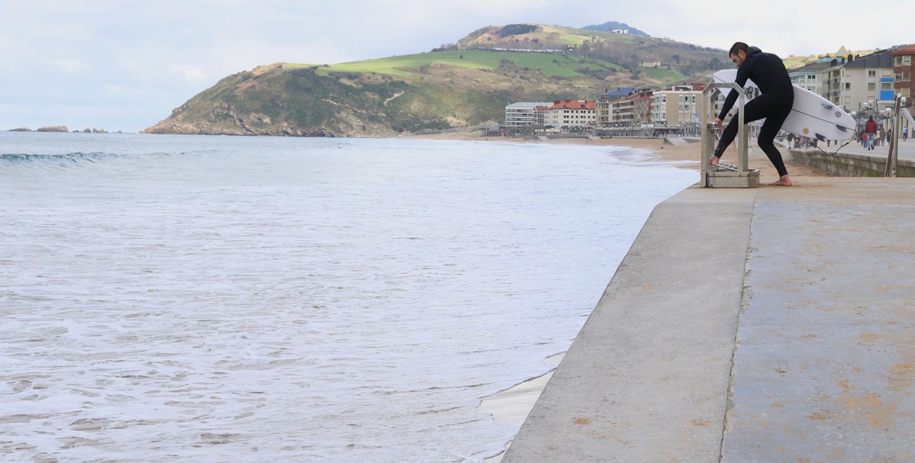 El mar se &#039;traga&#039; la playa de Zarautz