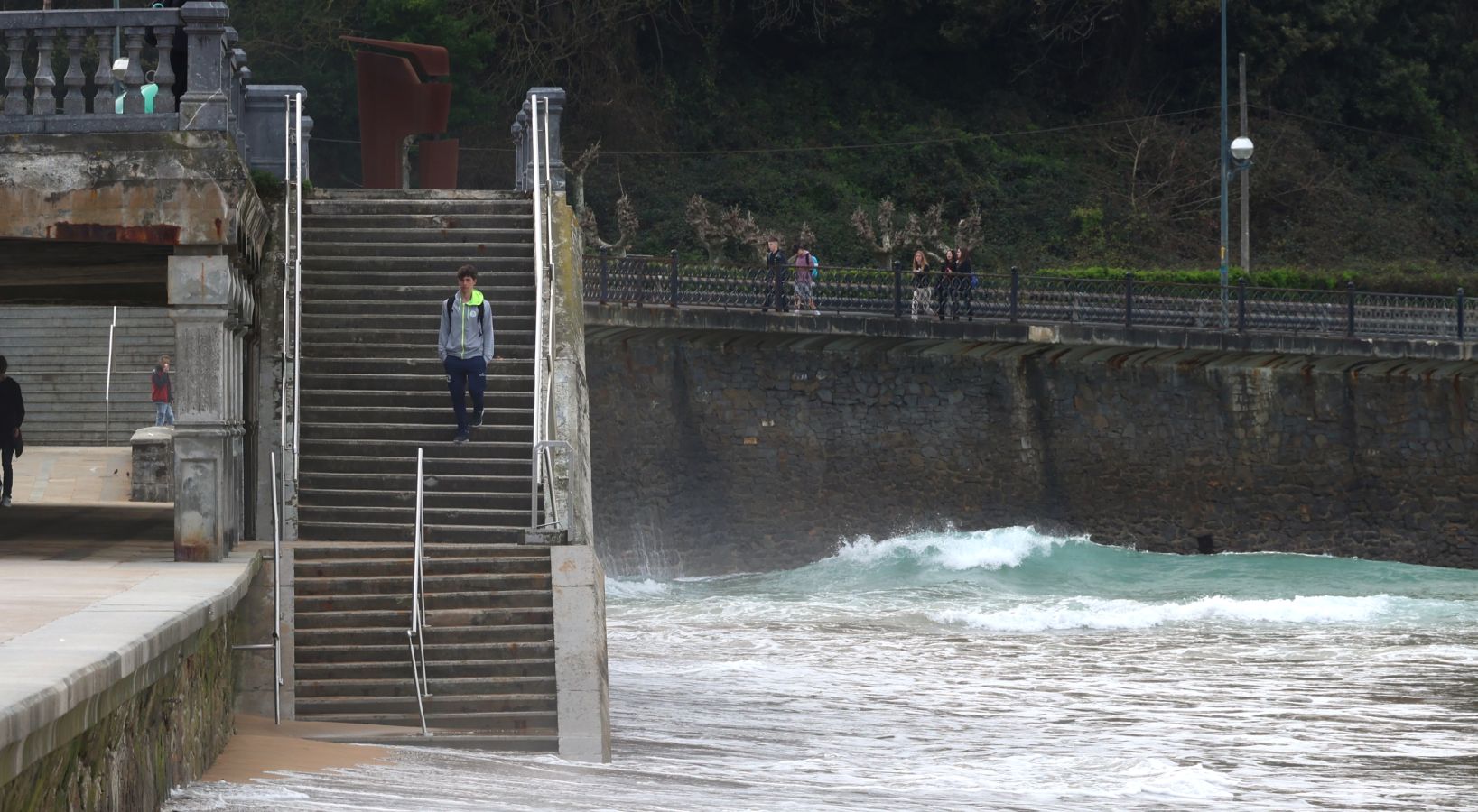 El mar se &#039;traga&#039; la playa de Zarautz