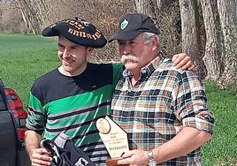 Asier Arrizabalaga, con la txapela de ganador de la comarcal de Burutzaldea.