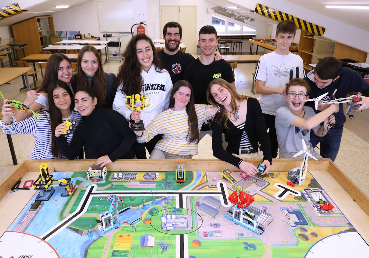 El equipo 'Lizeobots A' del colegio Santo Tomás Lizeoa, con su robot para cuidar el uso de la luz.