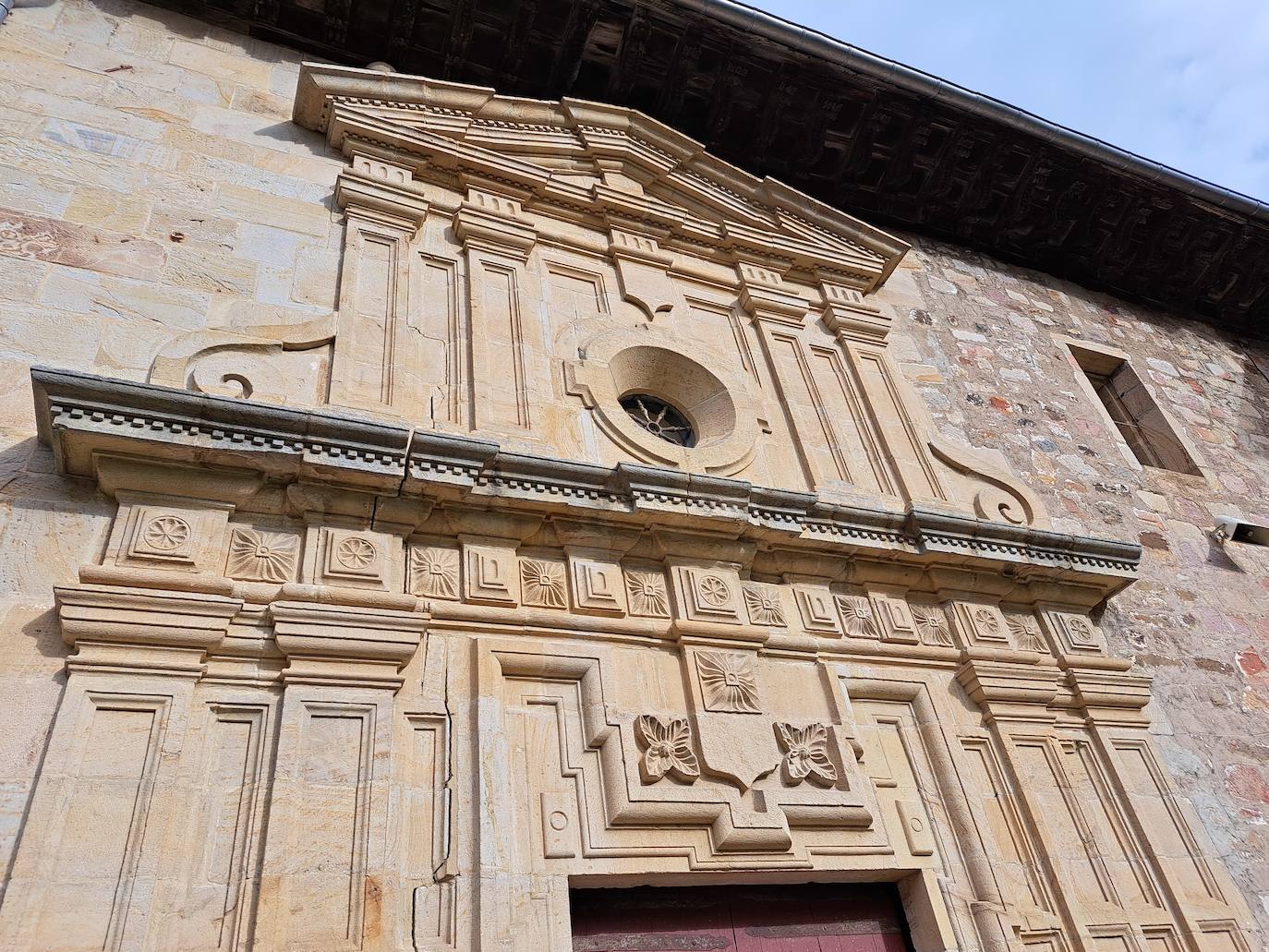 Aitzorrotz, una mole sobre el Alto Deba