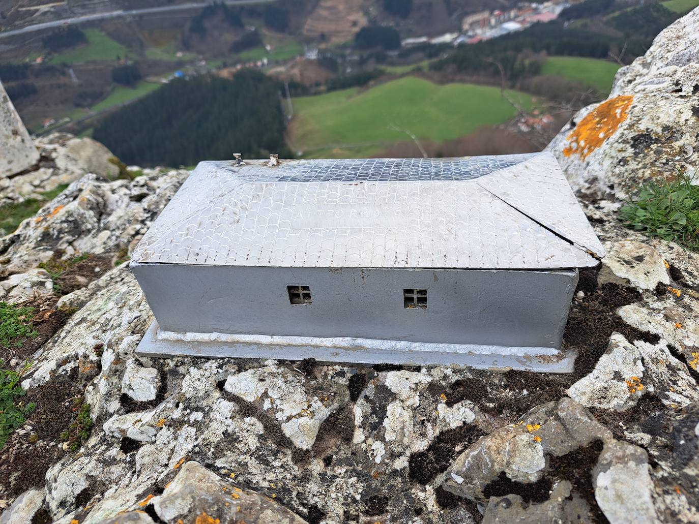 Aitzorrotz, una mole sobre el Alto Deba