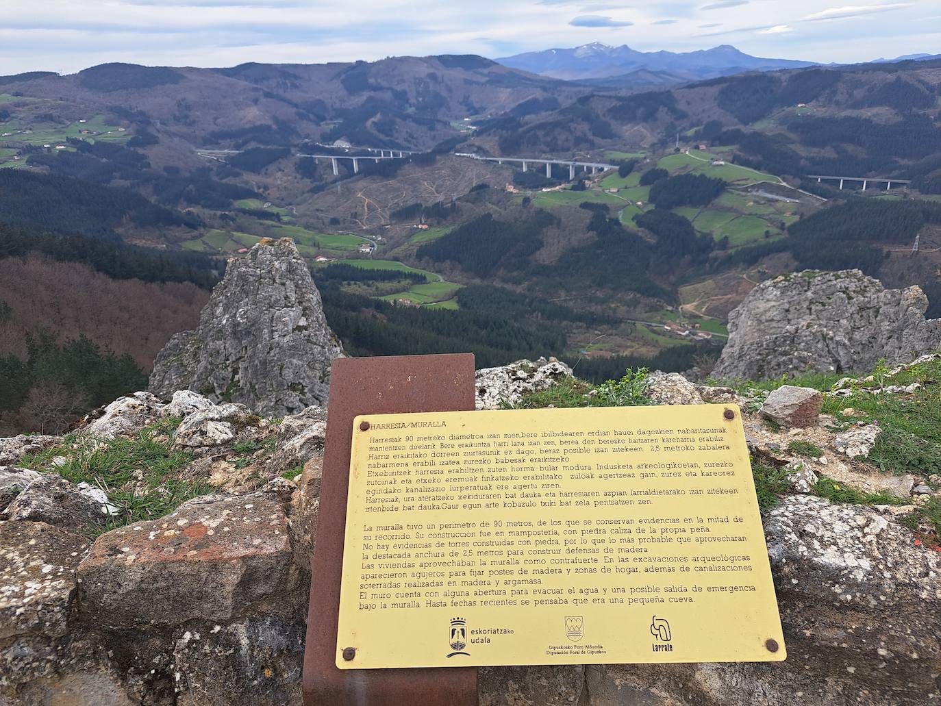 Aitzorrotz, una mole sobre el Alto Deba