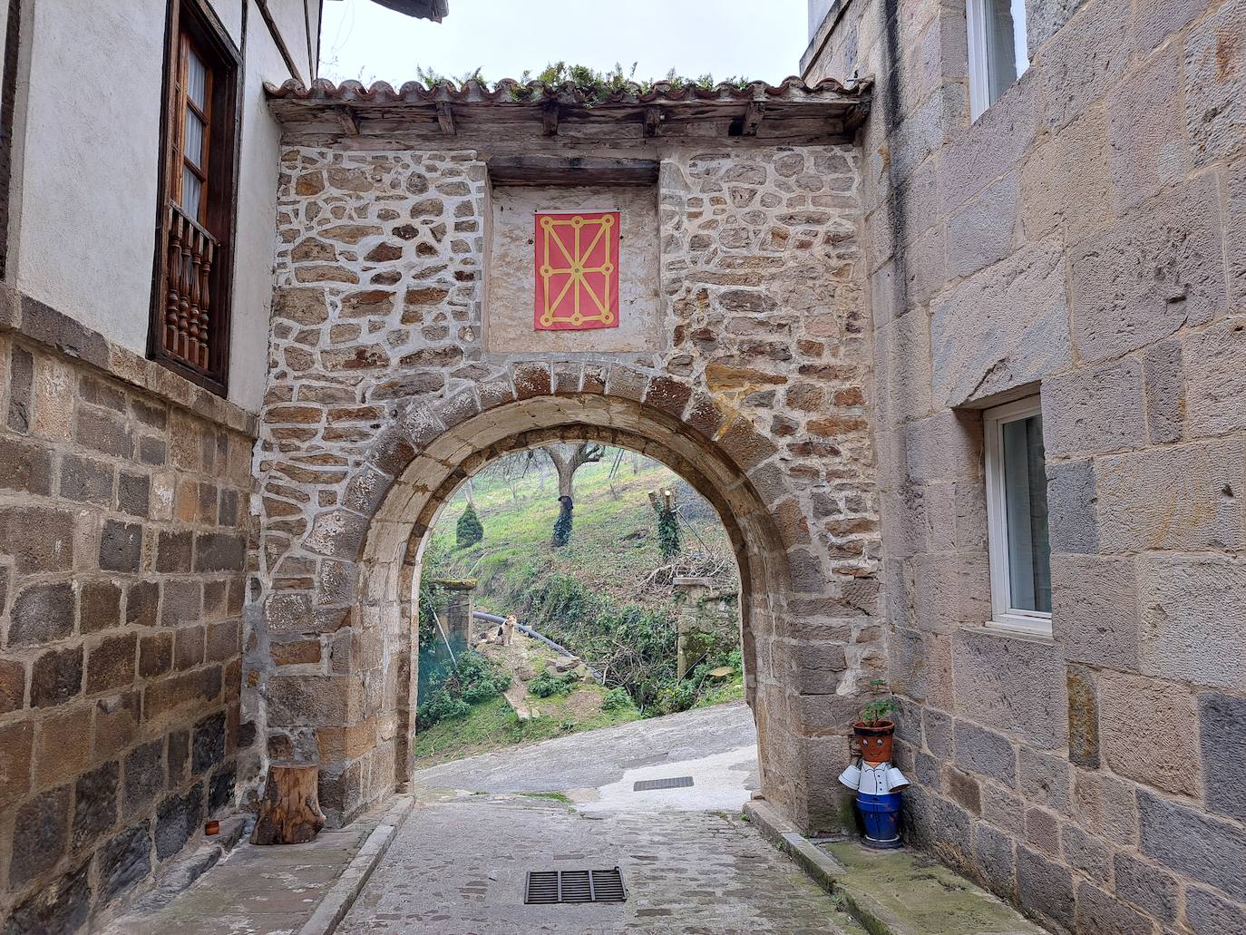 Aitzorrotz, una mole sobre el Alto Deba