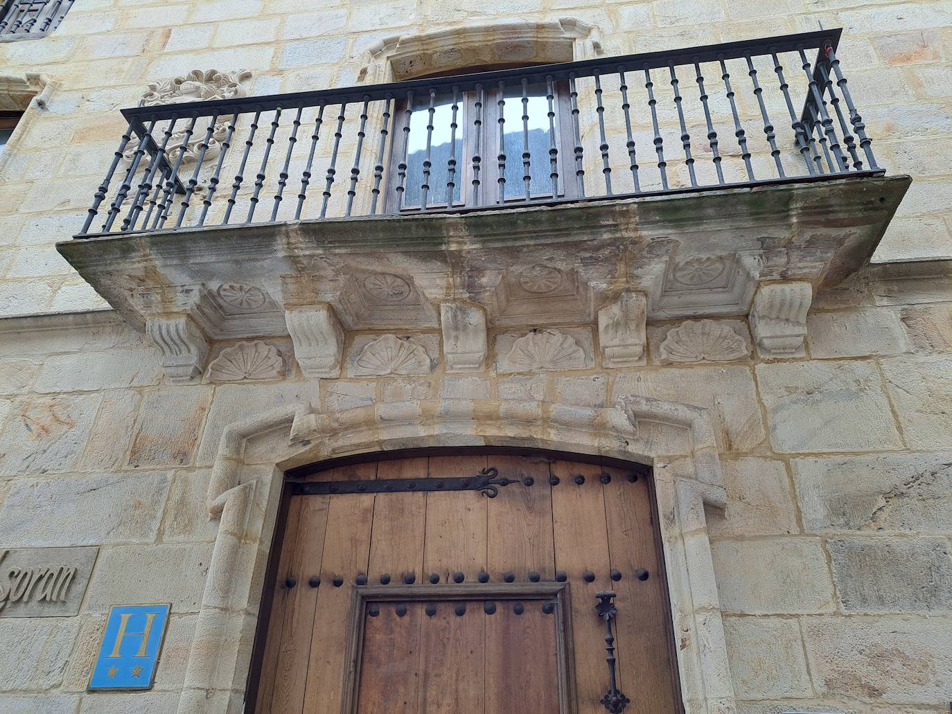 Aitzorrotz, una mole sobre el Alto Deba