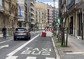 Un lector denuncia que «desde hace más de dos meses hay unas señales en la calle San Martín inutilizando el carril bus, por lo que estos vehículos casi desde dos manzanas antes tienen que invadir el único carril existente para los coches. Y no se ve ninguna intervención ni obrero trabajando en la zona. Una situación inexplicable».