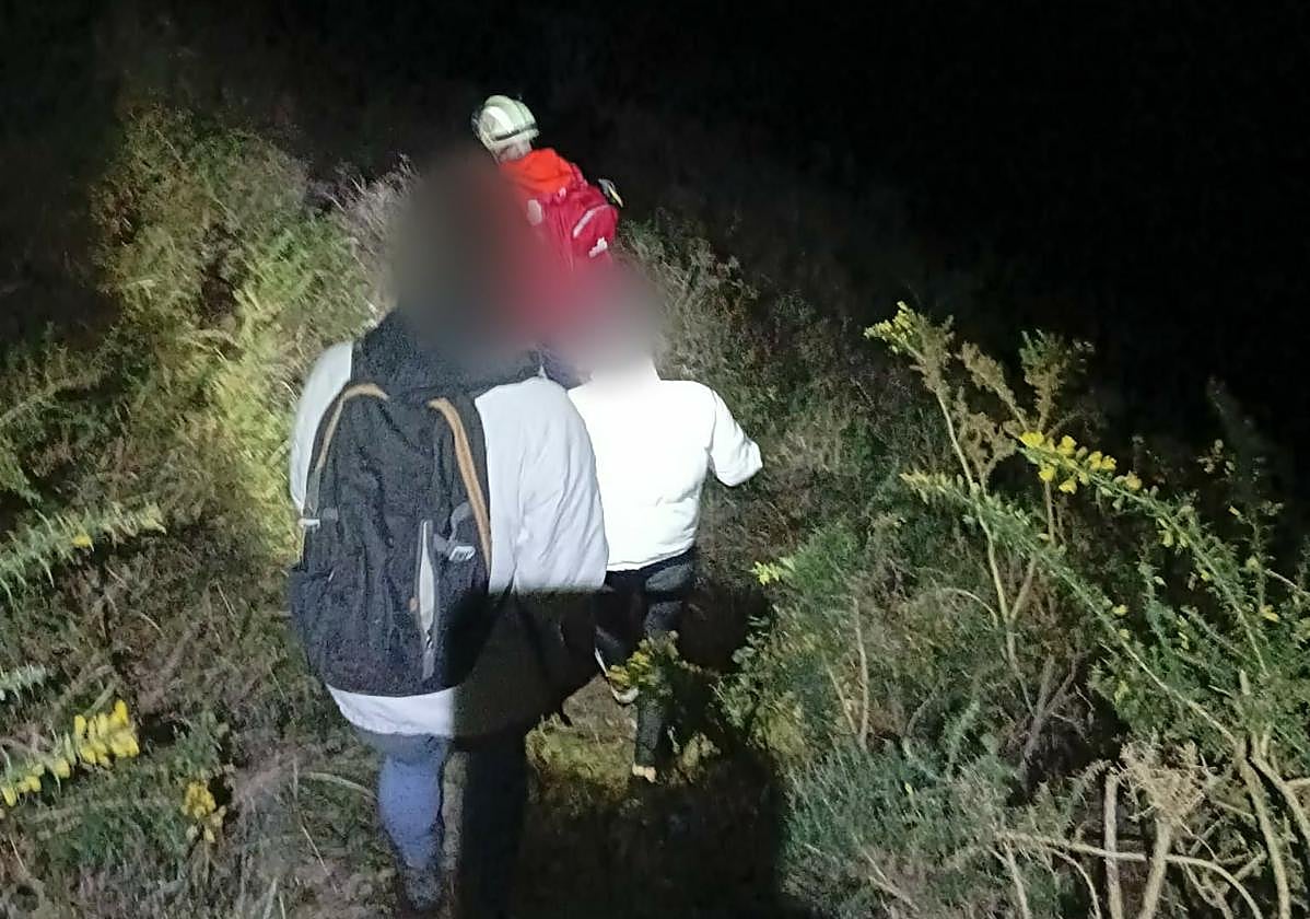Bomberos descienden junto a las dos montañeras desde Peñas de Aia hasta Irun.