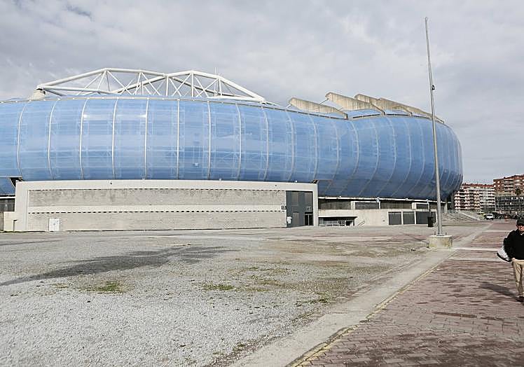 Imagen principal - La urbanización de los alrededores del estadio de Anoeta comenzará en junio tras la disputa del Top-14 de rugby francés. El proyecto de Bus Eléctrico Inteligente, ya implantado en Vitoria, se redactará este año. Vallado que anuncia la construcción del 'pump track' en Arrobitxulo.