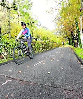 Imagen secundaria 2 - La acera de los pares de Sancho el Sabio se reordenará este año por algo más de un millón de euros. Para renovar el parque de Bidebieta hay medio millón de euros. Para arreglar bidegorris como el de Árbol de Gernika se reservan más de un millón de euros.