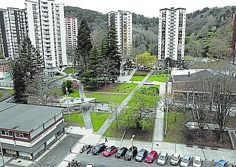 Imagen secundaria 1 - La acera de los pares de Sancho el Sabio se reordenará este año por algo más de un millón de euros. Para renovar el parque de Bidebieta hay medio millón de euros. Para arreglar bidegorris como el de Árbol de Gernika se reservan más de un millón de euros.