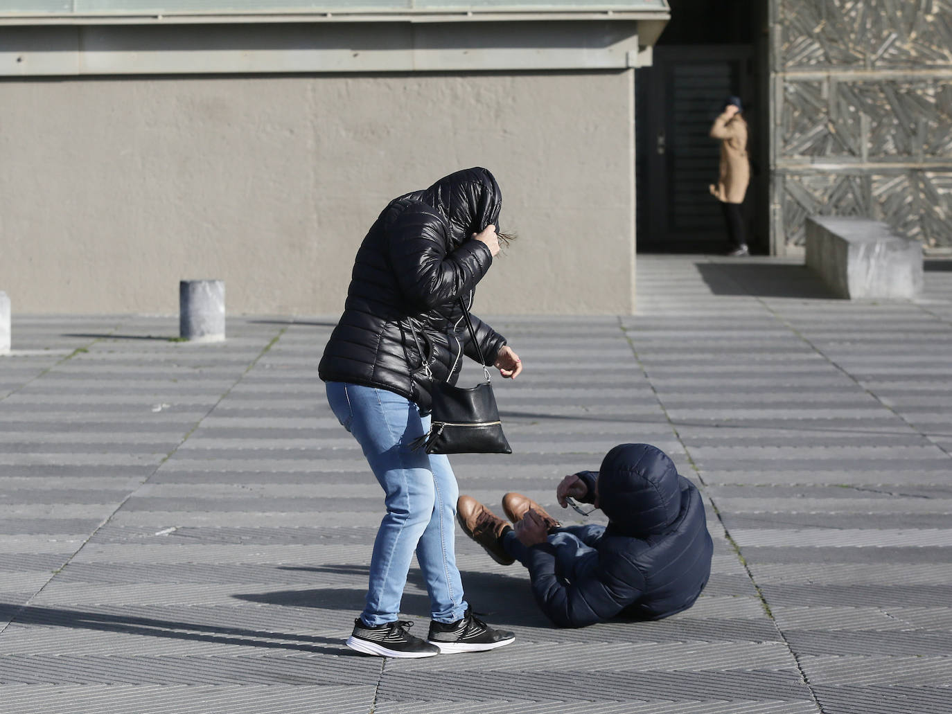 Un domingo de viento y olas en Donostia