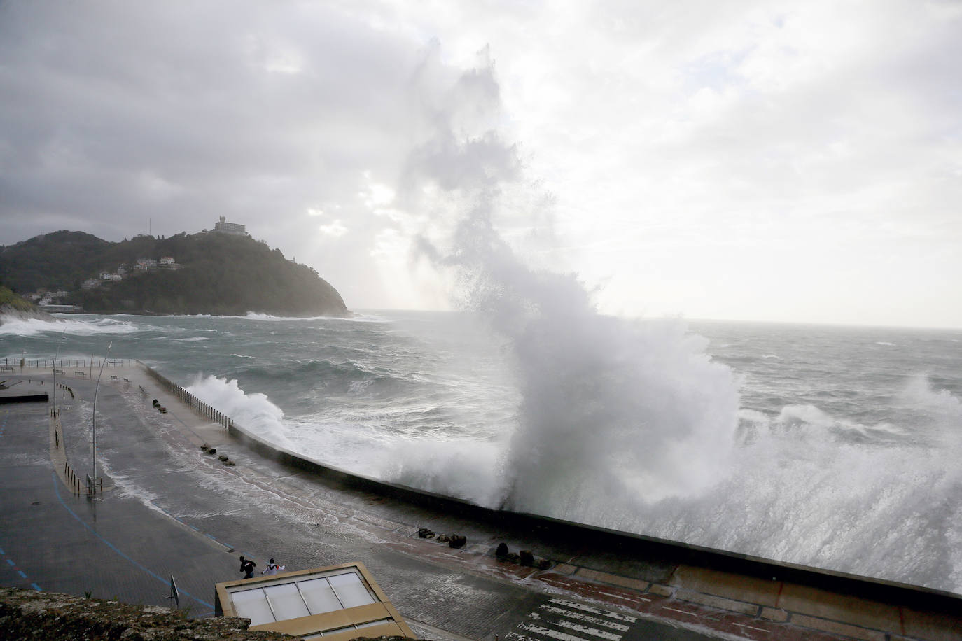 Un domingo de viento y olas en Donostia