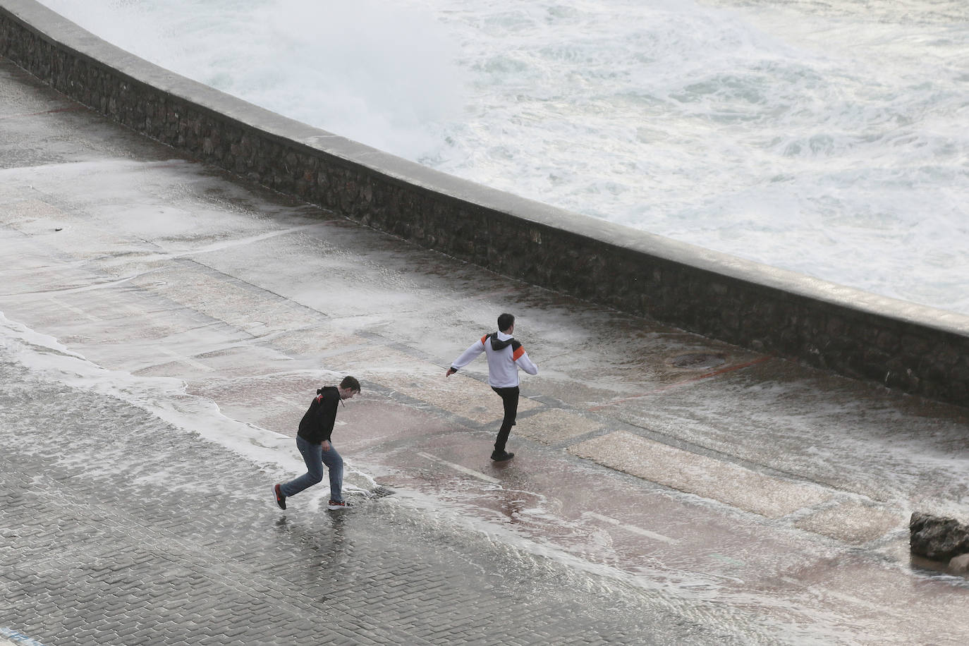 Un domingo de viento y olas en Donostia