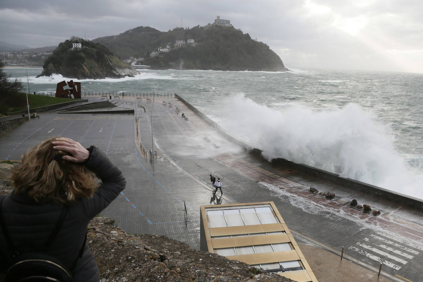 Un domingo de viento y olas en Donostia