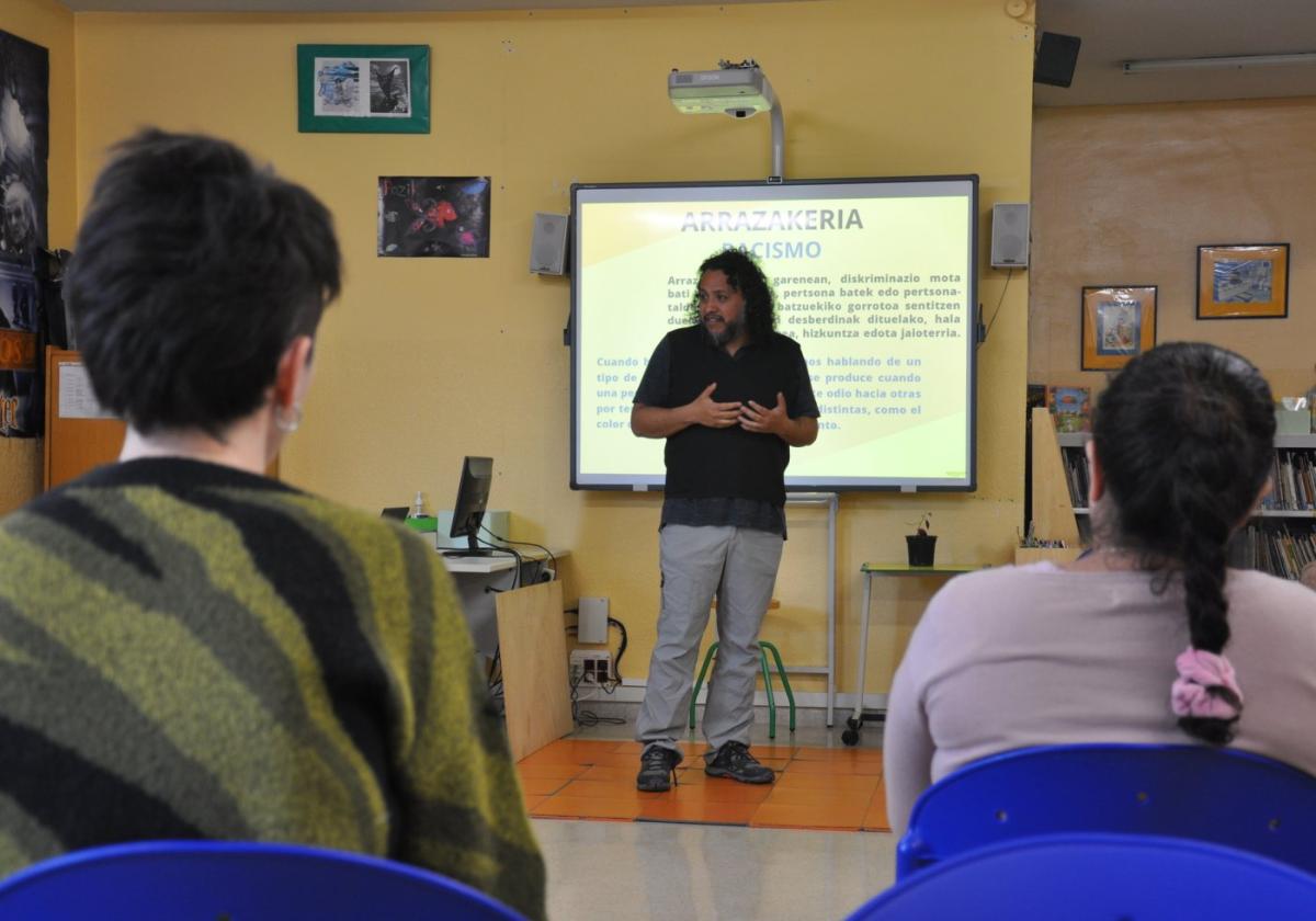 César Zuñiga durante la charla que ofreció esta semana en la biblioteca del colegio Dunboa.