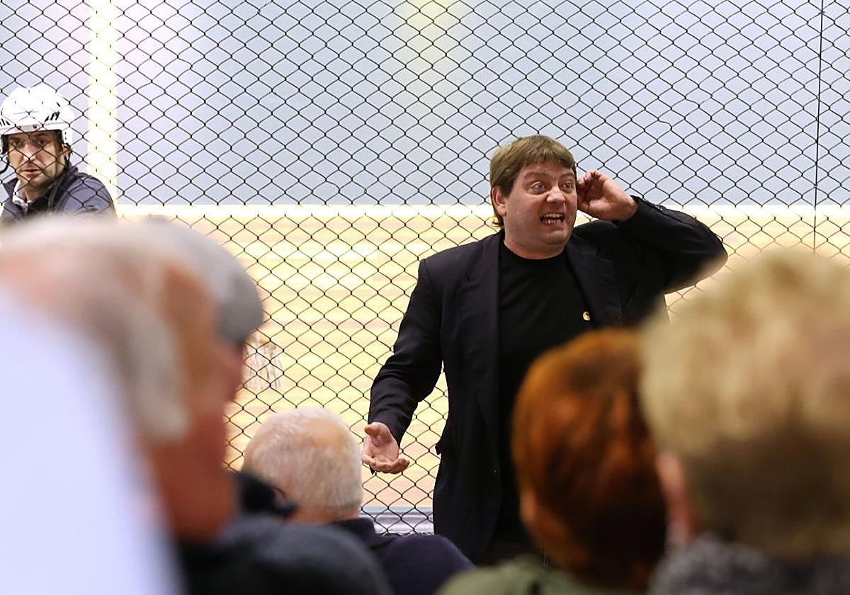 Un corredor canta las apuestas este pasado sábado en el frontón de Galarreta, en Hernani.