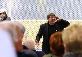 Un corredor canta las apuestas este pasado sábado en el frontón de Galarreta, en Hernani.