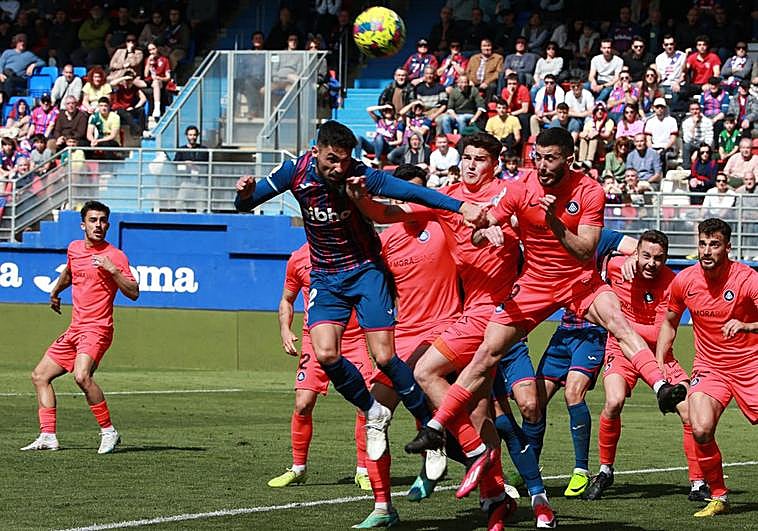 Peru Nolaskoain intenta el remate de cabeza tras salida botarse un saque de esquina rodeado de jugadores del Andorra este domingo en Ipurua..