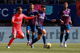 Sergio Álvarez controla el balon ante la presión de un jugador del Andorra.