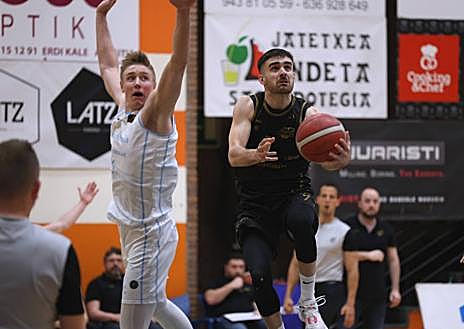 Imagen secundaria 1 - El Guuk Gipuzkoa más colectivo frena a los lobos