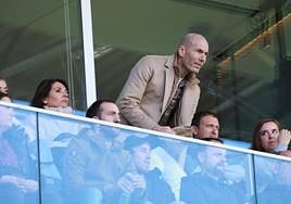 La leyenda Zinedine Zidane ha vuelto al palco de Ipurua este domingo para ver a su hijo Luca guardar la portería del Eibar.