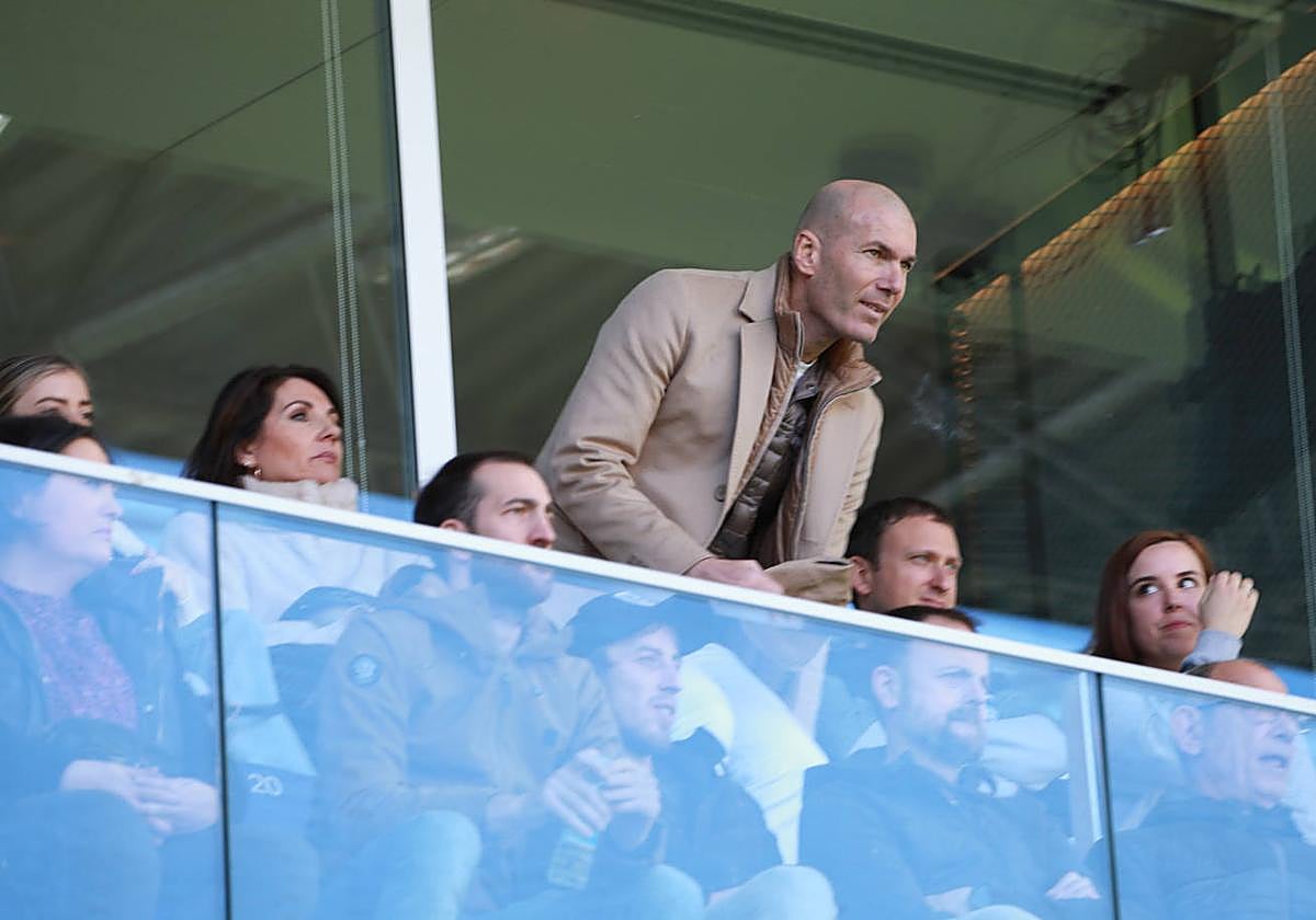 La leyenda Zinedine Zidane ha vuelto al palco de Ipurua este domingo para ver a su hijo Luca guardar la portería del Eibar.