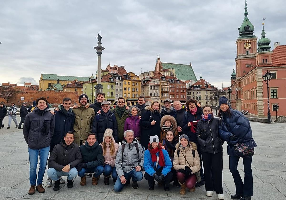 Parte de la expedición posa en la Plac Zamkowy en su primer paseo por la capital polaca.