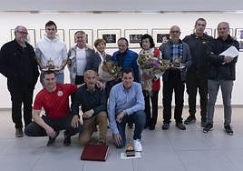 Representantes municipales, organizadores y premiados junto a familiares de Imanol Elias e Iñaki Joaristi en el reparto de premios.