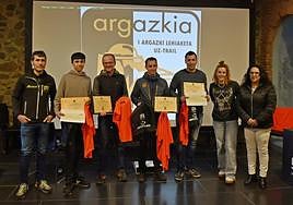 Entrega de premios del primer concurso fotográfico de la carrera de montaña UZ Trail, en el Portalón del ayuntamiento.