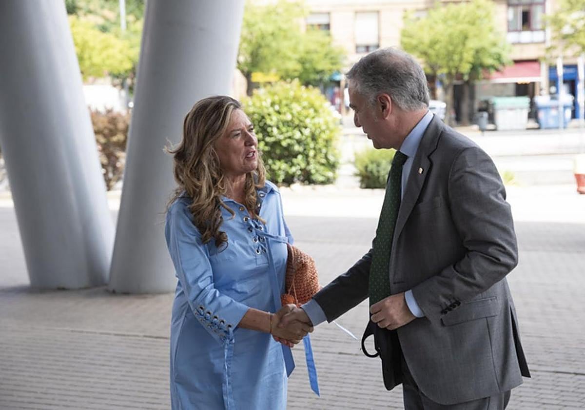 El lehendakari saluda a la consejera de Salud.