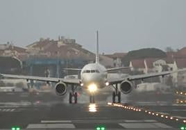 Momento en el que el avión de Vueling posa todas sus ruedas de golpe en la pista de aterrizaje del aeropuerto de Hondarribia.