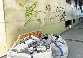 Una lectora nos envía la siguiente fotodenuncia: «Estos escombros llevan en el callejón de Rafael Munoa, junto al paseo de La Concha, desde hace casi un mes. Por los restos está claro que son de alguna obra del Ayuntamiento. Además, están los grafitis, que deberían limpiarse enseguida. Es su obligación».