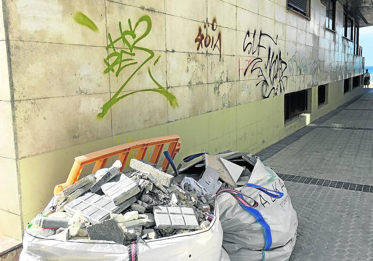 Una lectora nos envía la siguiente fotodenuncia: «Estos escombros llevan en el callejón de Rafael Munoa, junto al paseo de La Concha, desde hace casi un mes. Por los restos está claro que son de alguna obra del Ayuntamiento. Además, están los grafitis, que deberían limpiarse enseguida. Es su obligación».