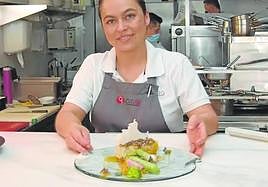 Rosalía, la jefa del Qapaq, en la cocina con una de las variadas exquisiteces que ofrecen en el restaurante.