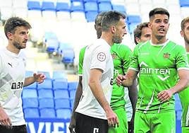 Iván Pérez y Rivero vigilan sus marcas en un córner