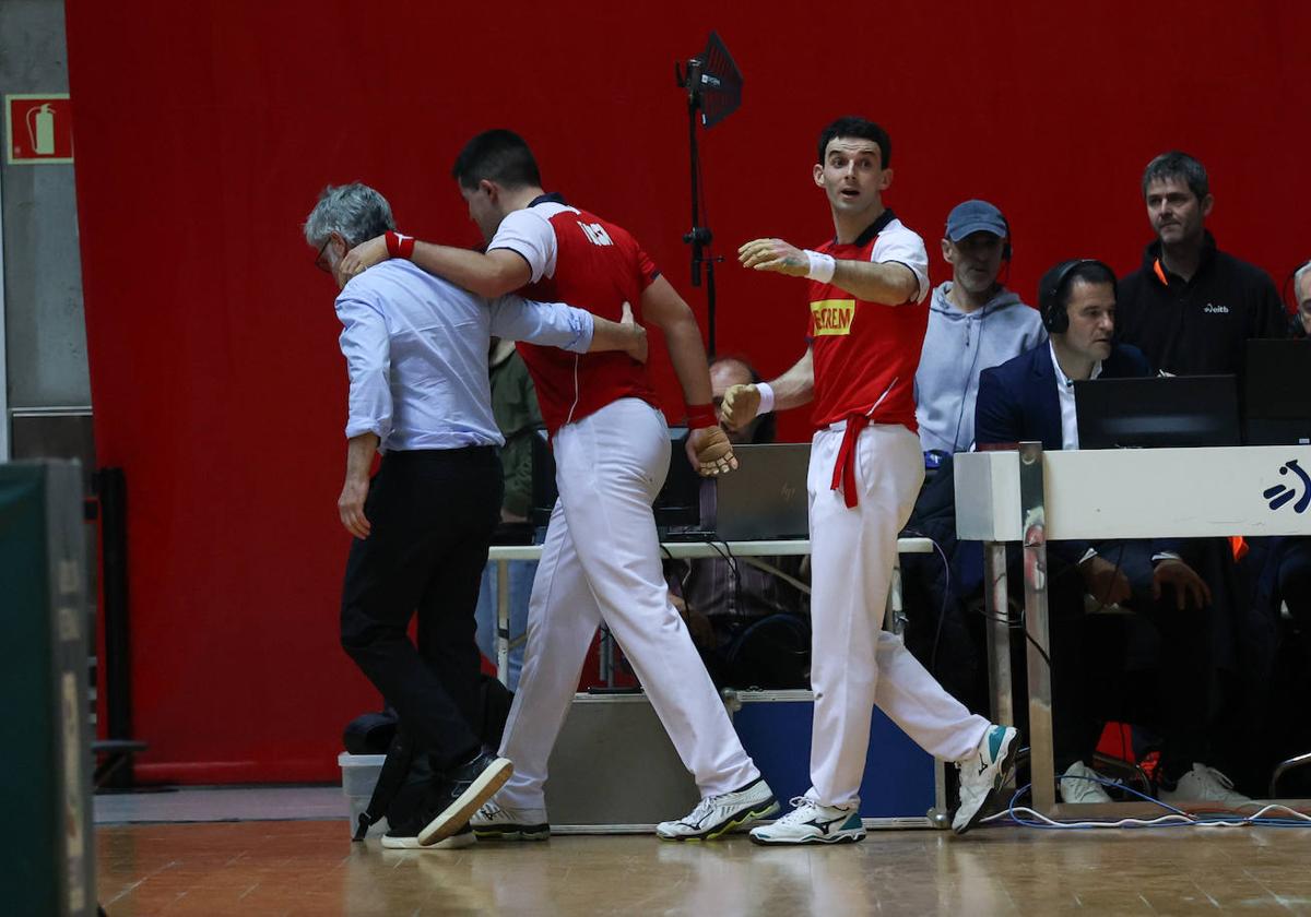 Tolosa se retira de la cancha junto al doctor Urrutia y Altuna.