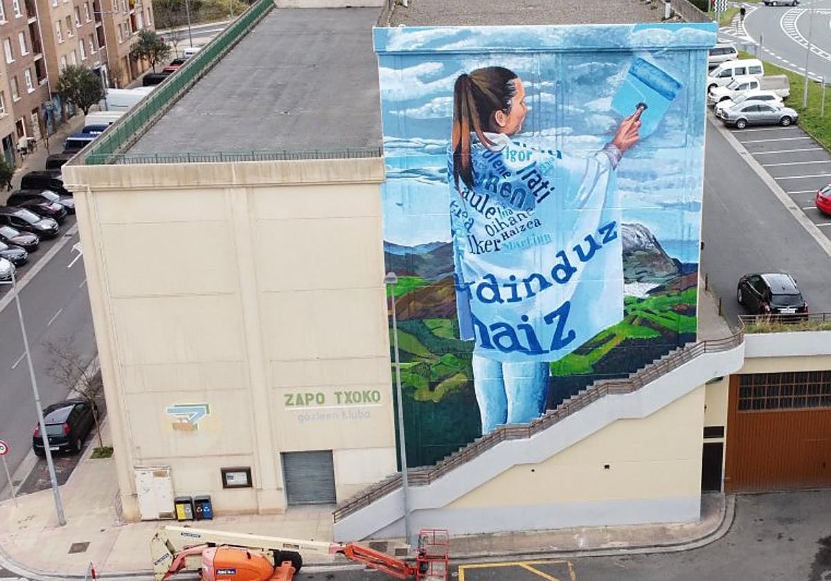 Urola kaleko Loiola 91 eraikin ohia, Damaso auzunean, erabat itxuraldatuta.