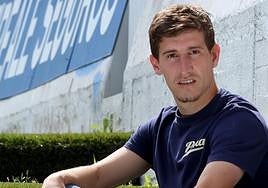 Aihen posa para la entrevista en las escaleras de acceso al José Luis Orbegozo.